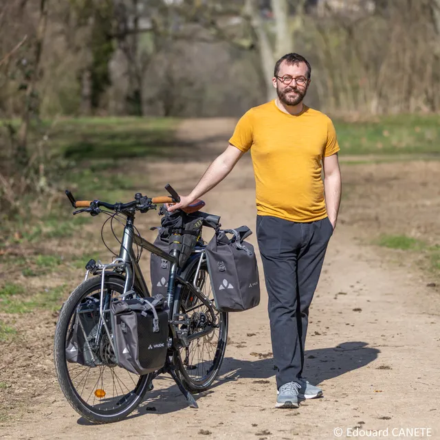 Benoit Mathieu et son vélo chargé, en tournée dans une commune française
